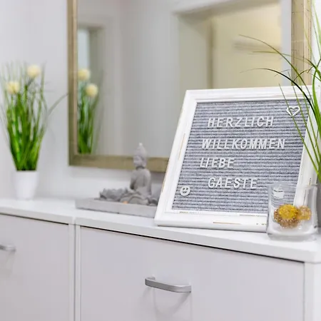 Apartment Schoenes, Modernes Mit Zwei Schlafzimmern - Zentral Mit Balkon Fuer 6 Personen *