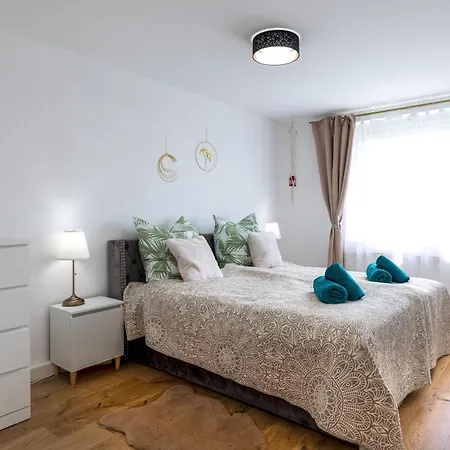 Apartment Schoenes, Modernes Mit Zwei Schlafzimmern - Zentral Mit Balkon Fuer 6 Personen *